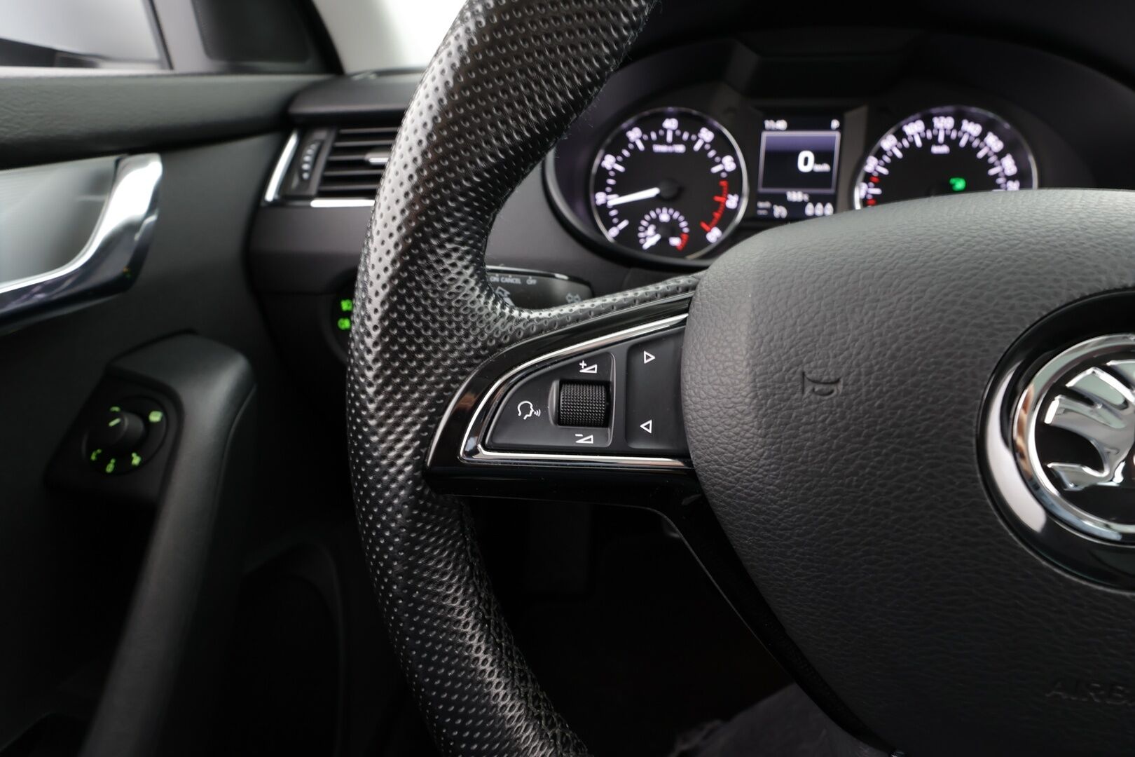 Skoda Octavia 2017 1,4 TSI Style DSG * Vakkari / P.tutkat / Lasikattoluukku / Sporttipenkit / Webasto / KeylessGo * - Suomi-auto / Kahdet renkaat aluvanteilla - HULLU BLACKWEEK KORKOTARJOUS 2,49%