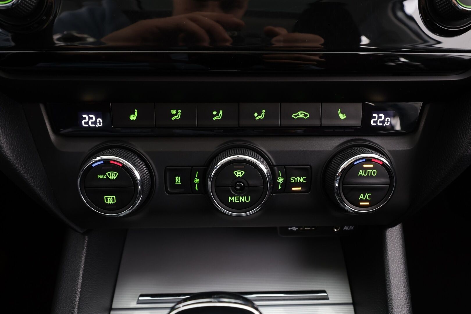 Skoda Octavia 2017 1,4 TSI Style DSG * Vakkari / P.tutkat / Lasikattoluukku / Sporttipenkit / Webasto / KeylessGo * - Suomi-auto / Kahdet renkaat aluvanteilla - HULLU BLACKWEEK KORKOTARJOUS 2,49%