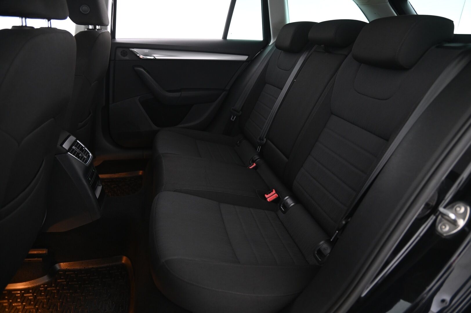 Skoda Octavia 2017 Combi 2,0 TDI 184 4x4 Style DSG - Juuri huollettu! | Webasto | Lämmitettävä Lasi | Navi | KeylessGo | SmartLink | Vetokoukku | Suomi-auto | 2xrenkaat alumiinivanteilla