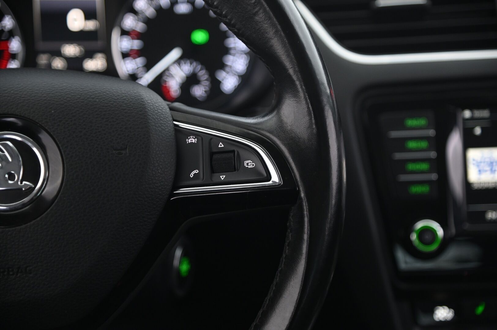 Skoda Octavia 2017 Combi 2,0 TDI 184 4x4 Style DSG - Juuri huollettu! | Webasto | Lämmitettävä Lasi | Navi | KeylessGo | SmartLink | Vetokoukku | Suomi-auto | 2xrenkaat alumiinivanteilla