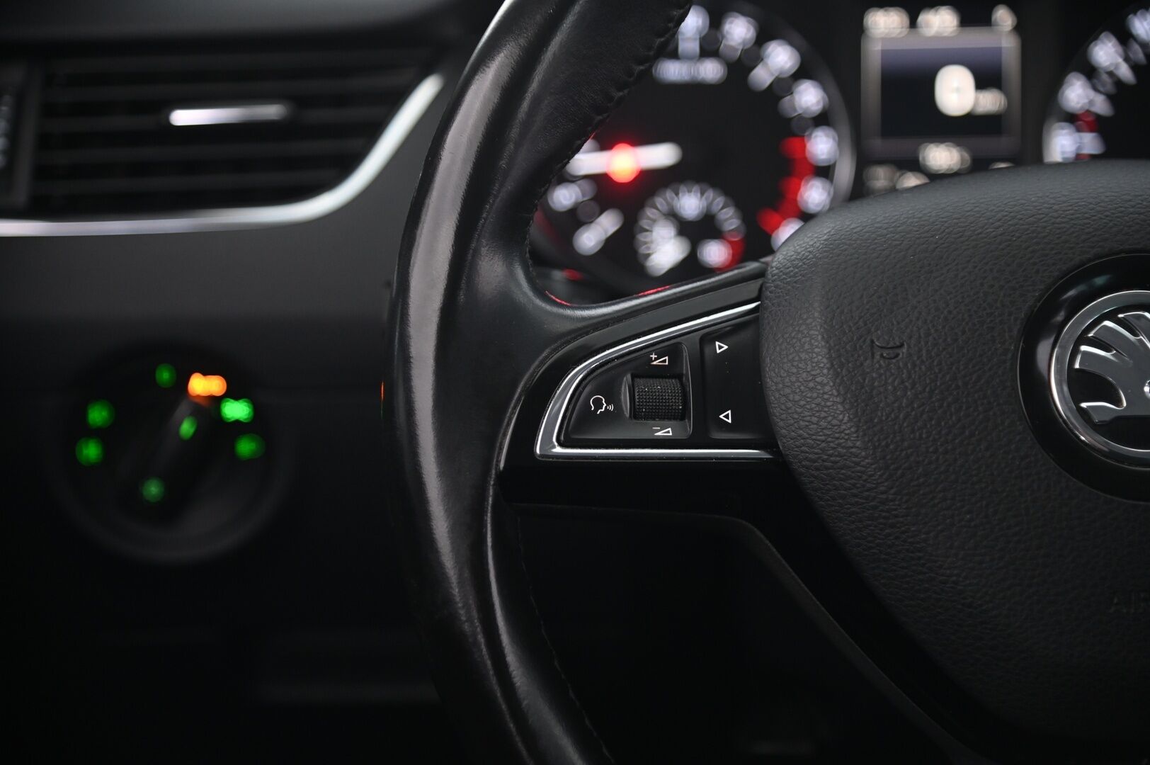 Skoda Octavia 2017 Combi 2,0 TDI 184 4x4 Style DSG - Juuri huollettu! | Webasto | Lämmitettävä Lasi | Navi | KeylessGo | SmartLink | Vetokoukku | Suomi-auto | 2xrenkaat alumiinivanteilla