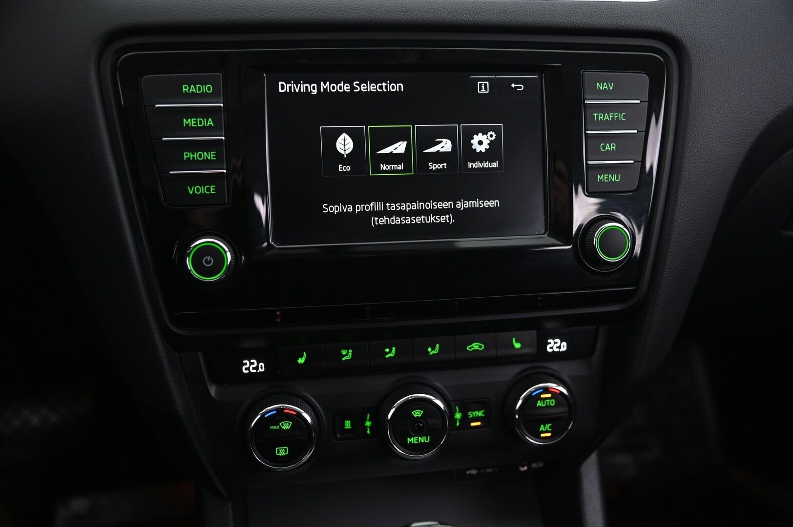 Skoda Octavia 2017 Combi 2,0 TDI 184 4x4 Style DSG - Juuri huollettu! | Webasto | Lämmitettävä Lasi | Navi | KeylessGo | SmartLink | Vetokoukku | Suomi-auto | 2xrenkaat alumiinivanteilla