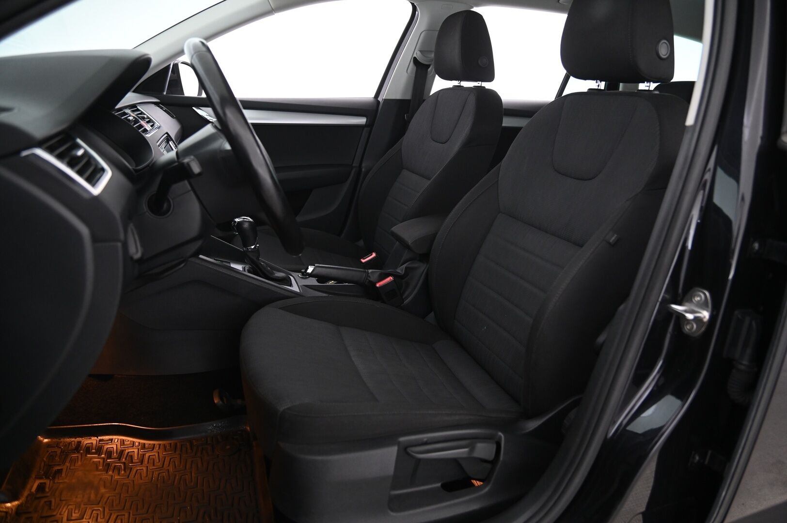 Skoda Octavia 2017 Combi 2,0 TDI 184 4x4 Style DSG - Juuri huollettu! | Webasto | Lämmitettävä Lasi | Navi | KeylessGo | SmartLink | Vetokoukku | Suomi-auto | 2xrenkaat alumiinivanteilla