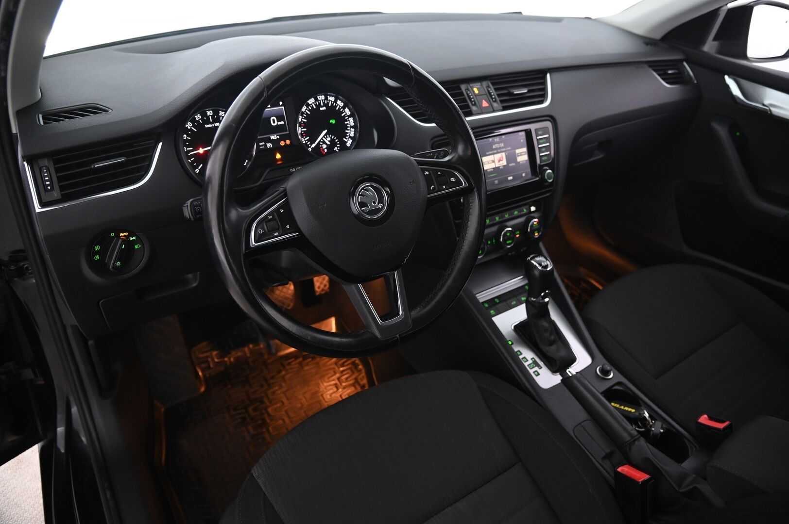 Skoda Octavia 2017 Combi 2,0 TDI 184 4x4 Style DSG - Juuri huollettu! | Webasto | Lämmitettävä Lasi | Navi | KeylessGo | SmartLink | Vetokoukku | Suomi-auto | 2xrenkaat alumiinivanteilla