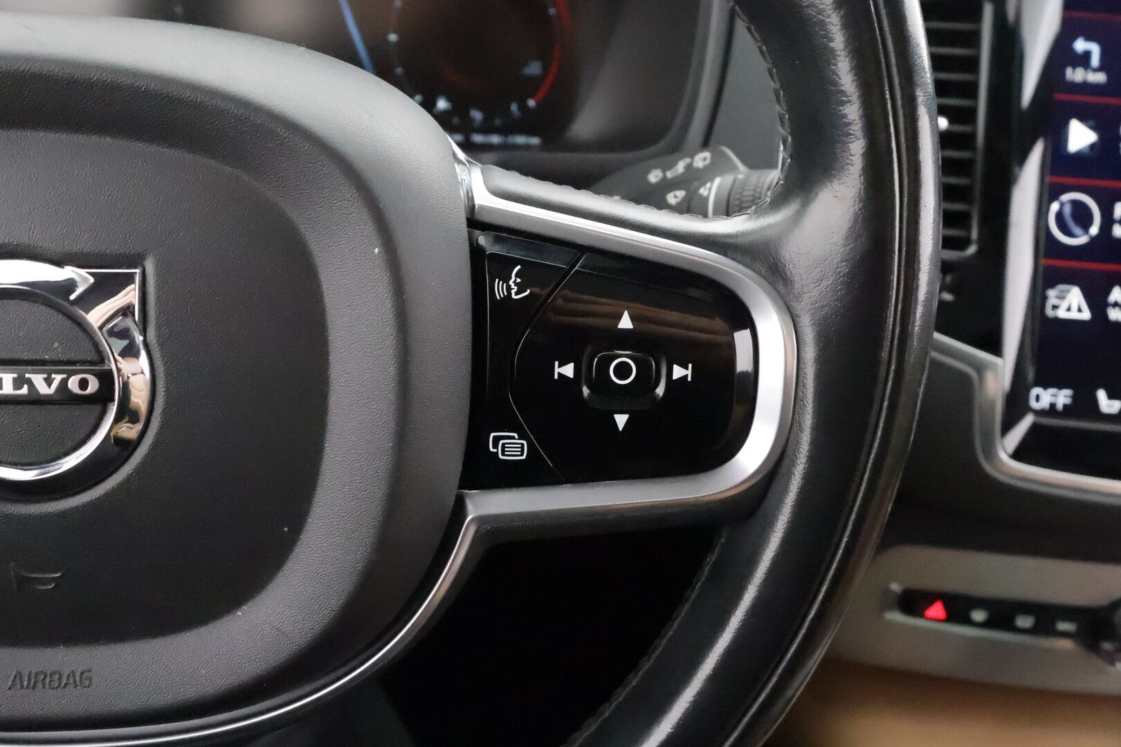 Volvo XC90 2017 D5 AWD Inscription aut - | Pilot assist | Webasto | Koukku | B&W | Muistipenkit | 360-Kamera | Full-LED | HUD | Panorama | Ilmastoidut Sporttinahat | Keyless | Apple&Android | Suomi-auto | Kahdet Renkaat | Merkkihuollettu |