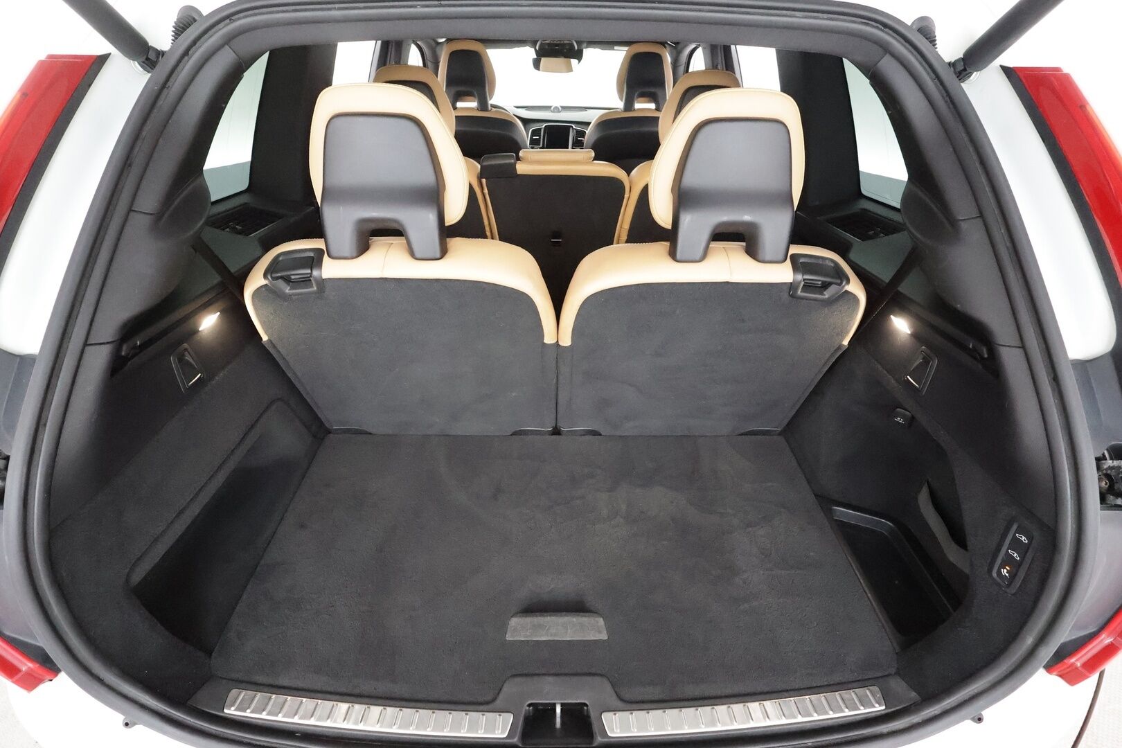 Volvo XC90 2017 D5 AWD Inscription aut - | Pilot assist | Webasto | Koukku | B&W | Muistipenkit | 360-Kamera | Full-LED | HUD | Panorama | Ilmastoidut Sporttinahat | Keyless | Apple&Android | Suomi-auto | Kahdet Renkaat | Merkkihuollettu |