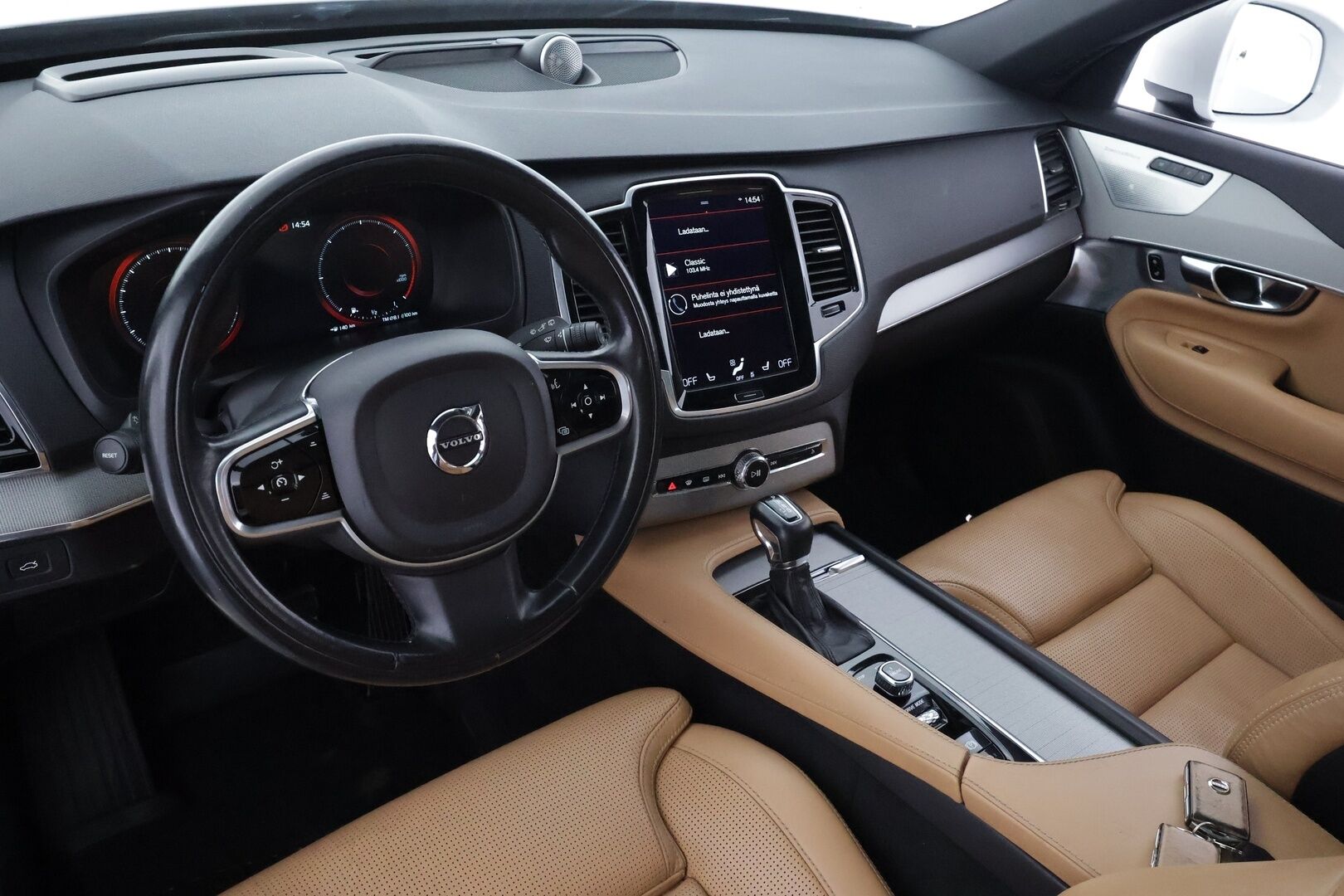 Volvo XC90 2017 D5 AWD Inscription aut - | Pilot assist | Webasto | Koukku | B&W | Muistipenkit | 360-Kamera | Full-LED | HUD | Panorama | Ilmastoidut Sporttinahat | Keyless | Apple&Android | Suomi-auto | Kahdet Renkaat | Merkkihuollettu |