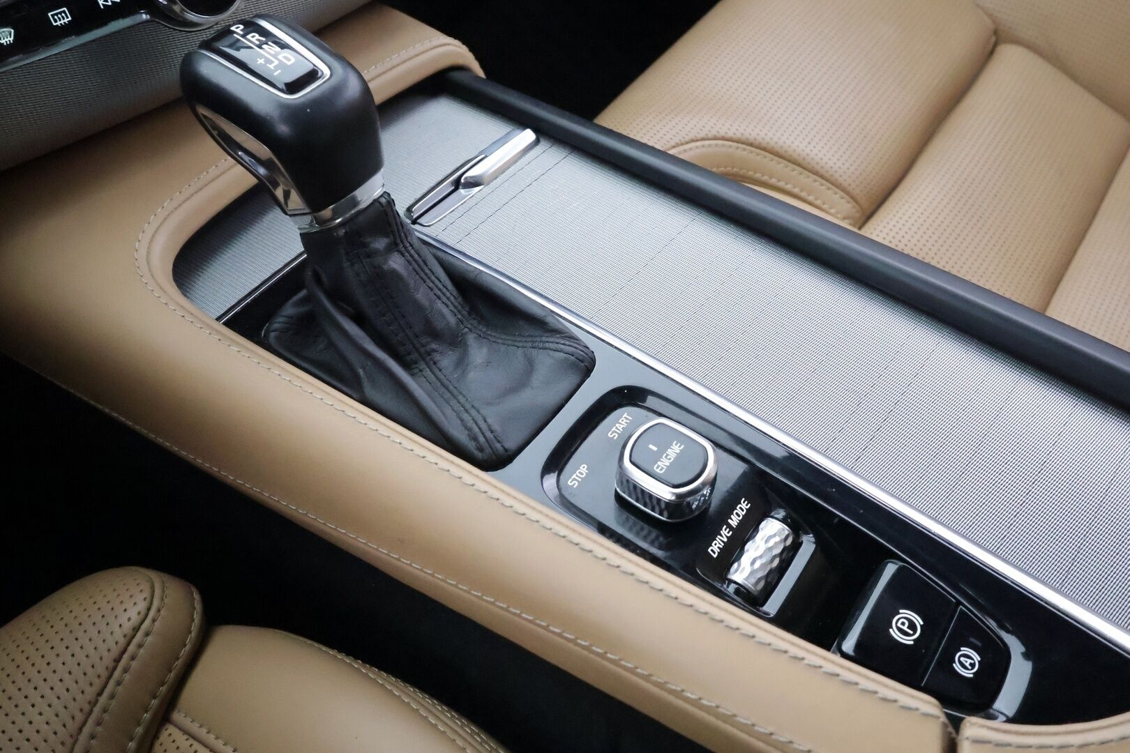 Volvo XC90 2017 D5 AWD Inscription aut - | Pilot assist | Webasto | Koukku | B&W | Muistipenkit | 360-Kamera | Full-LED | HUD | Panorama | Ilmastoidut Sporttinahat | Keyless | Apple&Android | Suomi-auto | Kahdet Renkaat | Merkkihuollettu |