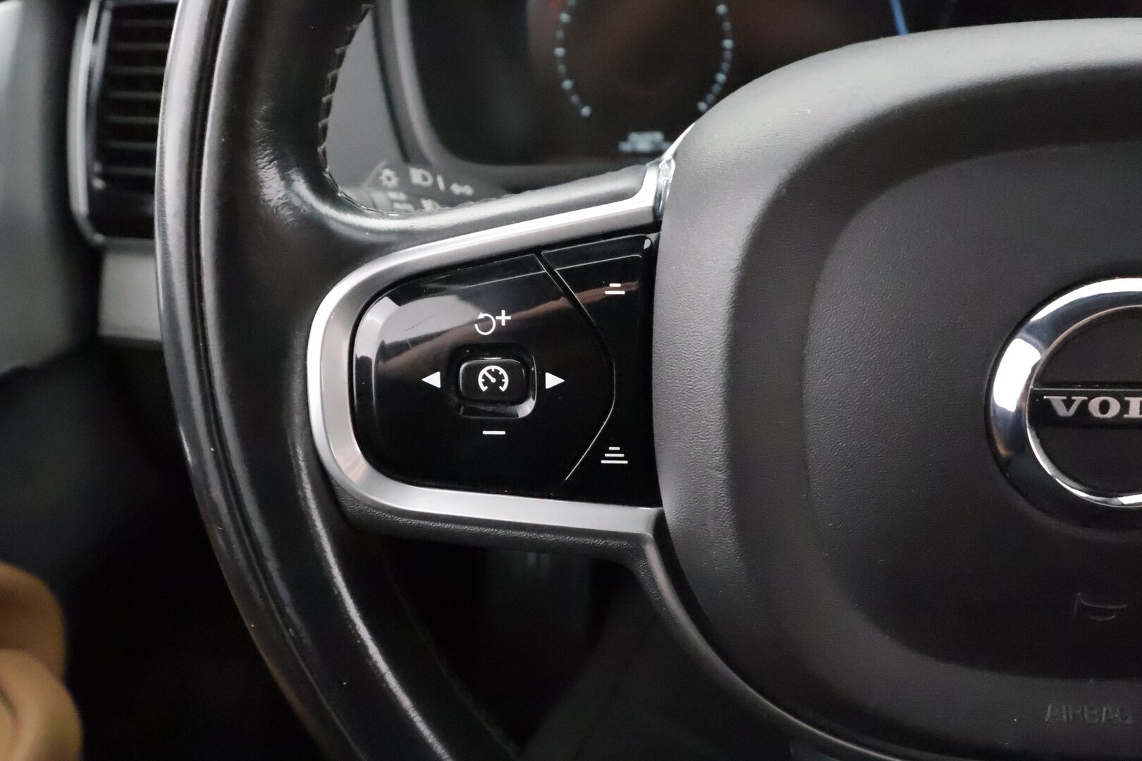 Volvo XC90 2017 D5 AWD Inscription aut - | Pilot assist | Webasto | Koukku | B&W | Muistipenkit | 360-Kamera | Full-LED | HUD | Panorama | Ilmastoidut Sporttinahat | Keyless | Apple&Android | Suomi-auto | Kahdet Renkaat | Merkkihuollettu |