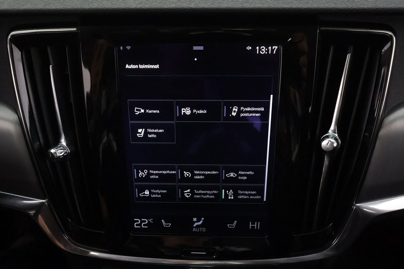 Volvo V90 2017 D4 AWD Business aut * ACC / P.kamera / Webasto / Koukku / LED / Navi / KeylessGo / Sähköluukku * - Suomi-auto / Kahdet renkaat aluvanteilla
