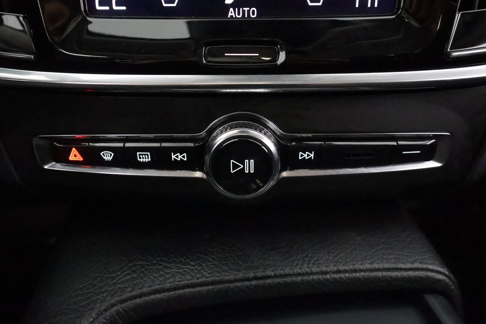 Volvo V90 2017 D4 AWD Business aut * ACC / P.kamera / Webasto / Koukku / LED / Navi / KeylessGo / Sähköluukku * - Suomi-auto / Kahdet renkaat aluvanteilla