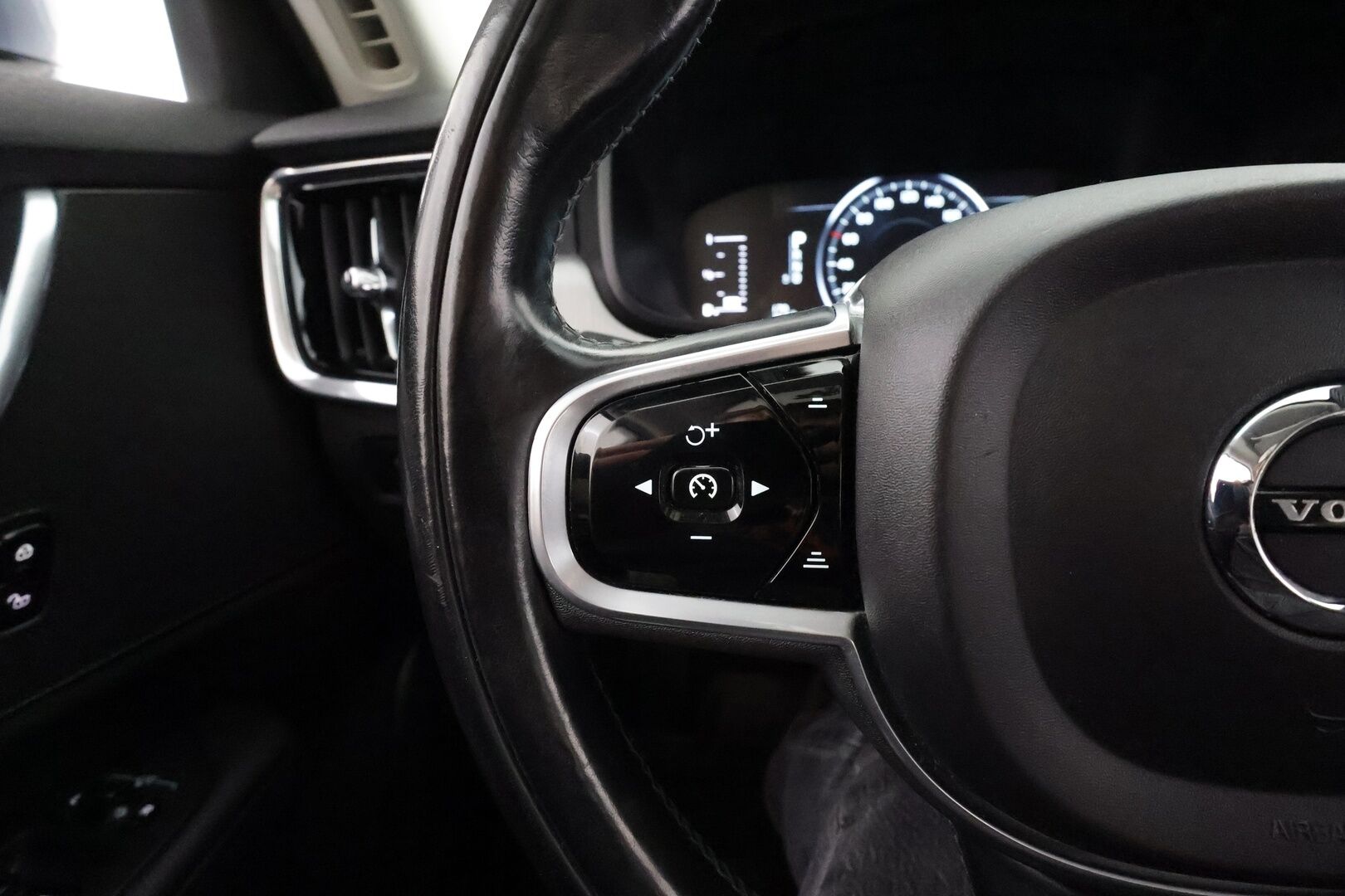 Volvo V90 2017 D4 AWD Business aut * ACC / P.kamera / Webasto / Koukku / LED / Navi / KeylessGo / Sähköluukku * - Suomi-auto / Kahdet renkaat aluvanteilla