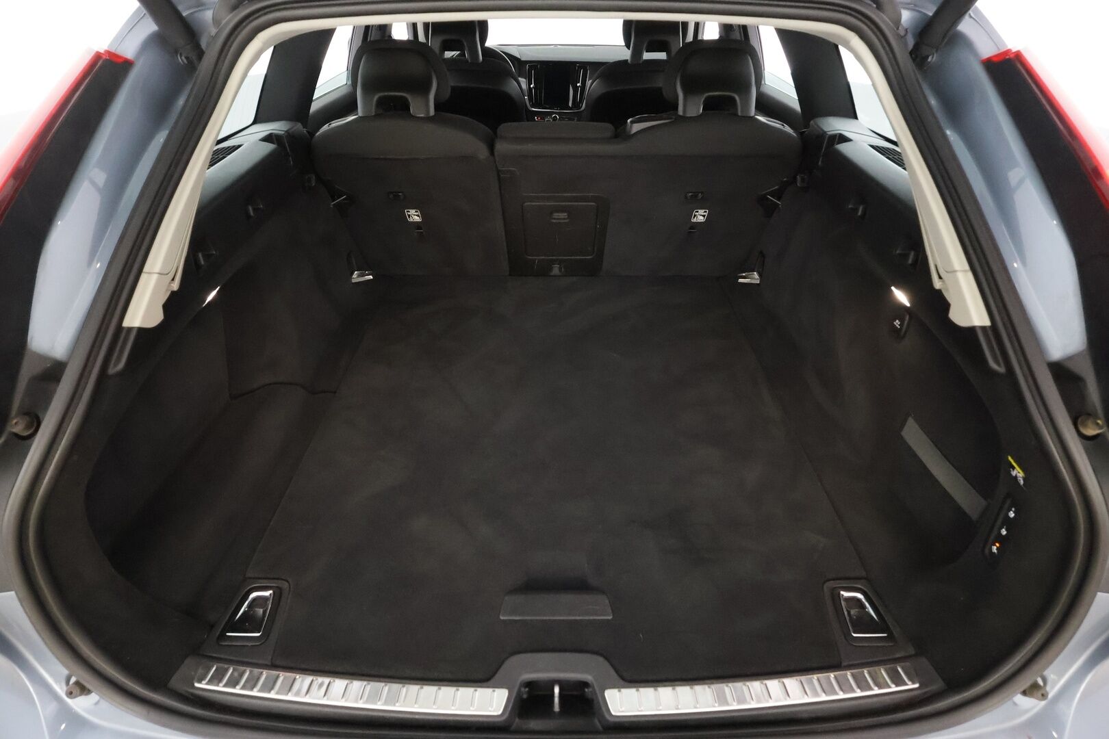 Volvo V90 2017 D4 AWD Business aut * ACC / P.kamera / Webasto / Koukku / LED / Navi / KeylessGo / Sähköluukku * - Suomi-auto / Kahdet renkaat aluvanteilla