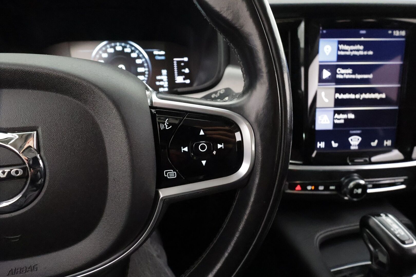 Volvo V90 2017 D4 AWD Business aut * ACC / P.kamera / Webasto / Koukku / LED / Navi / KeylessGo / Sähköluukku * - Suomi-auto / Kahdet renkaat aluvanteilla