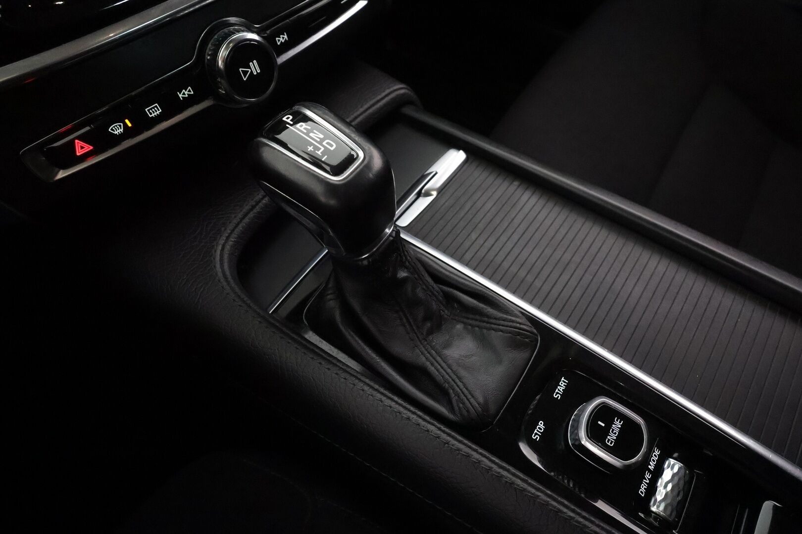 Volvo V90 2017 D4 AWD Business aut * ACC / P.kamera / Webasto / Koukku / LED / Navi / KeylessGo / Sähköluukku * - Suomi-auto / Kahdet renkaat aluvanteilla