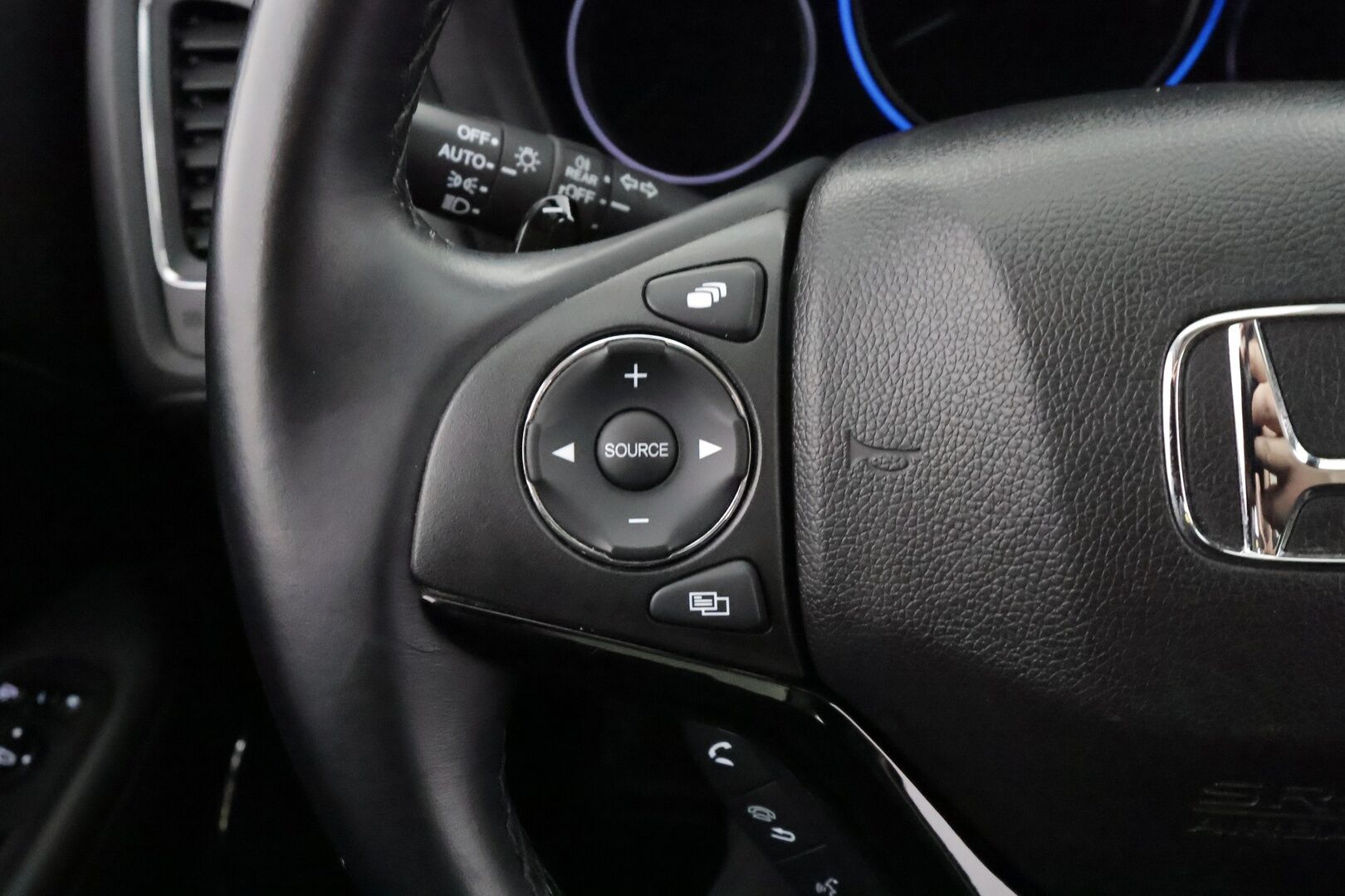 Honda HR-V 2017 1,5 Executive CVT - | Panorama | Koukku | Puolinahat | LED | Keyless | P.kamera | Kaistavahti | Vakkari | City Brake System | Bluetooth | 2x renkaat aluin | 