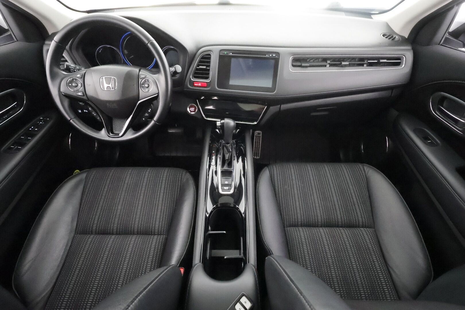 Honda HR-V 2017 1,5 Executive CVT - | Panorama | Koukku | Puolinahat | LED | Keyless | P.kamera | Kaistavahti | Vakkari | City Brake System | Bluetooth | 2x renkaat aluin | 