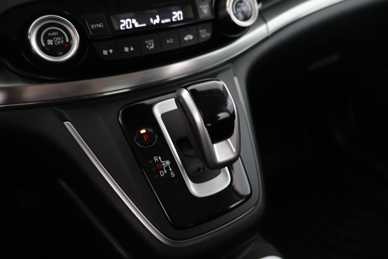 Honda CR-V 2017 1,6 Diesel Elegance Plus AT 4WD Neliveto * P-Kamera / Navi / Koukku / Lohko & Sisäp. / Huippusiisti tuote! *