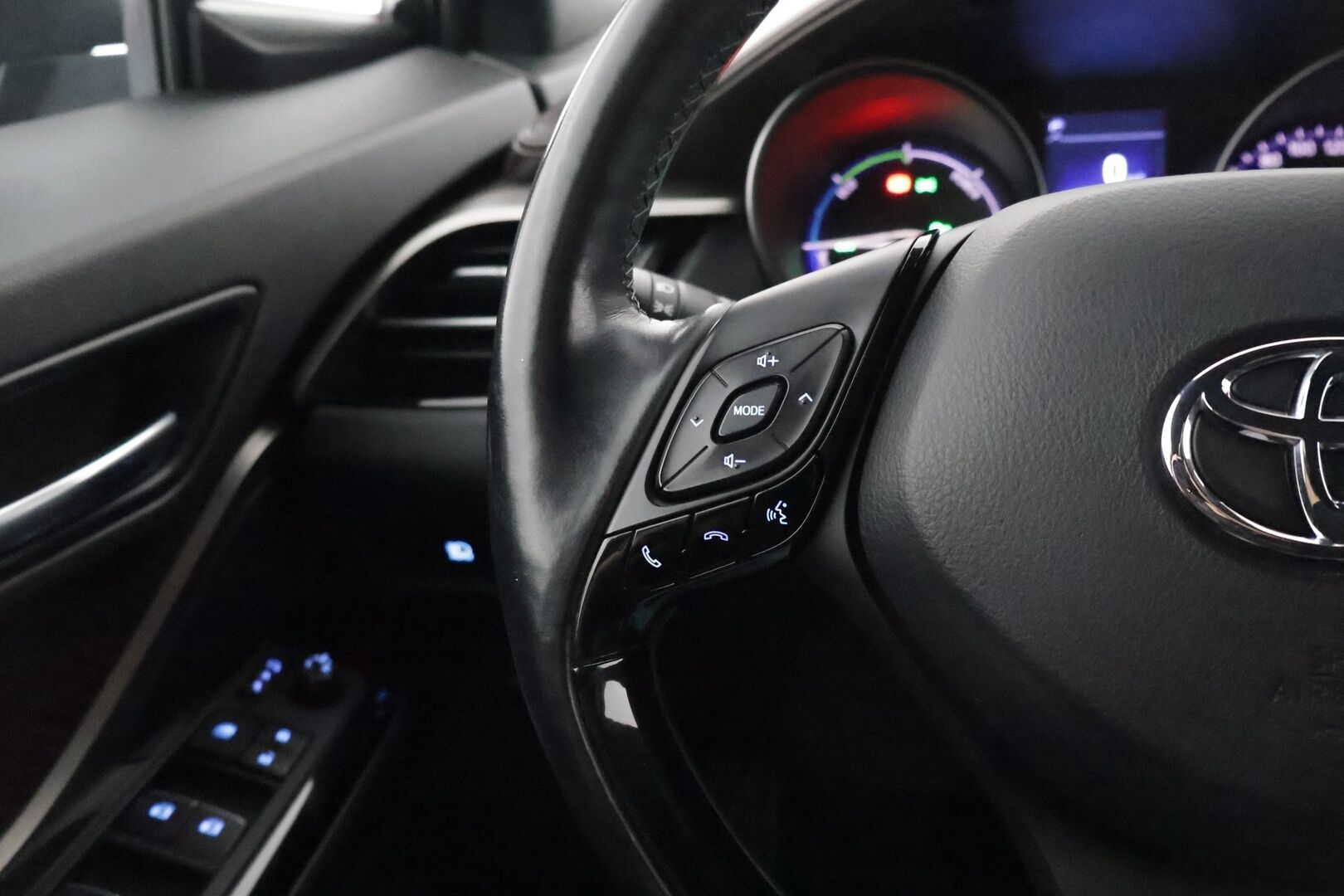 Toyota C-HR 2017 1,8 Hybrid Premium ** Webasto / Adapt. vakkari / Keyless / P.kamera / Kaistavahti ** - Merkkihuollettu / 