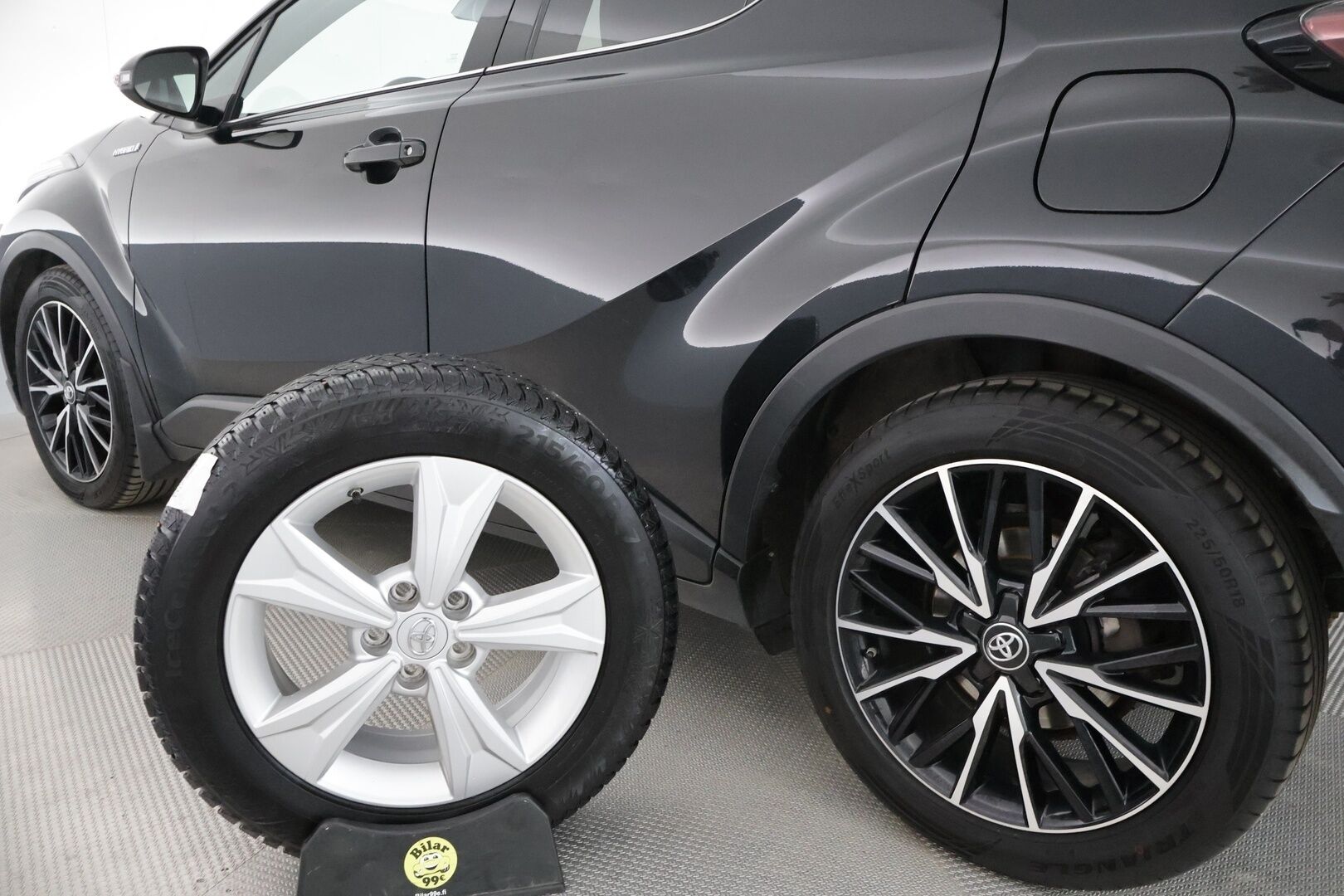 Toyota C-HR 2017 1,8 Hybrid Premium *ACC / Webasto / Koukku / Puolinahat / Kamera / Kessy / Bliss* - *Suomiauto / Merkkihuollettu / 2x renkaat ja vanteet*