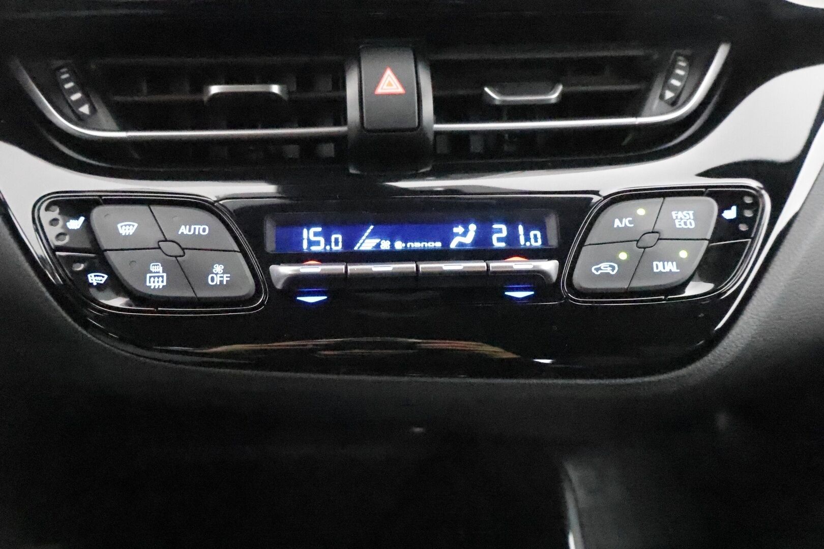 Toyota C-HR 2017 1,8 Hybrid Premium *ACC / Webasto / Koukku / Puolinahat / Kamera / Kessy / Bliss* - *Suomiauto / Merkkihuollettu / 2x renkaat ja vanteet*