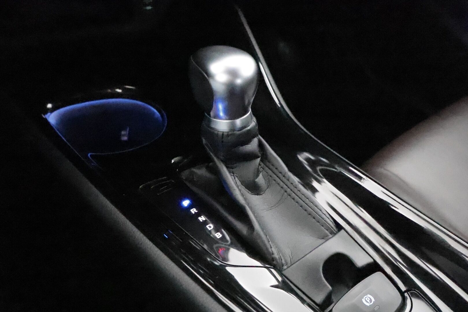 Toyota C-HR 2017 1,8 Hybrid Premium ** Webasto / Adapt. vakkari / Keyless / P.kamera / Kaistavahti ** - Merkkihuollettu / 