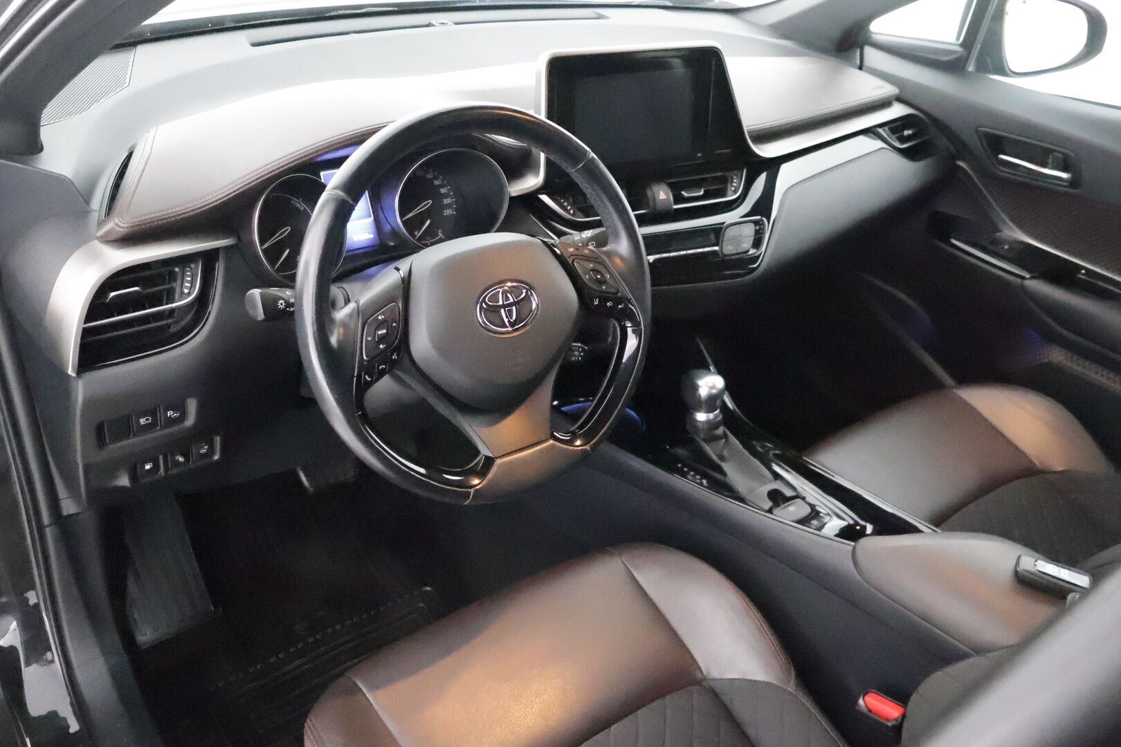 Toyota C-HR 2017 1,8 Hybrid Premium ** Webasto / Adapt. vakkari / Keyless / P.kamera / Kaistavahti ** - Merkkihuollettu / 