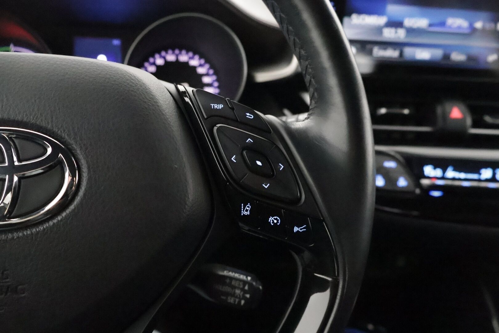 Toyota C-HR 2017 1,8 Hybrid Premium *ACC / Webasto / Koukku / Puolinahat / Kamera / Kessy / Bliss* - *Suomiauto / Merkkihuollettu / 2x renkaat ja vanteet*