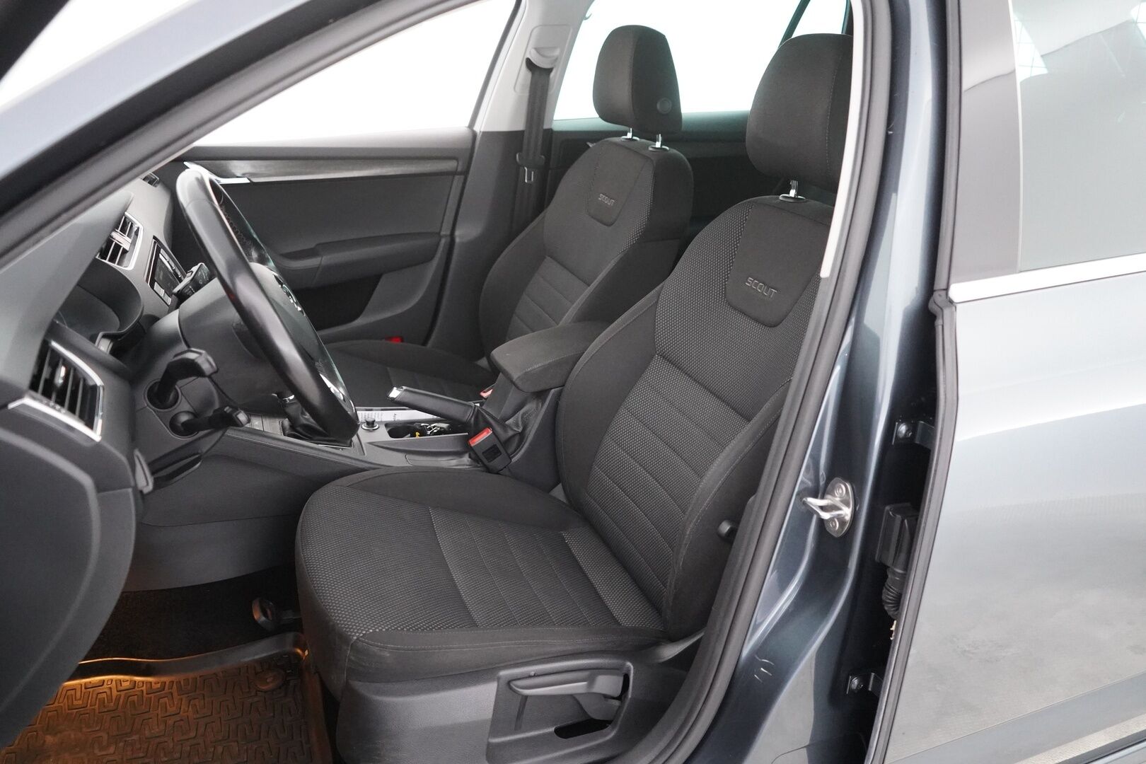 Skoda Octavia 2017 Combi 1,8 TSI 4x4 Scout DSG Autom. - | ACC | Webasto | Keyless | Koukku | Sähkökontti | Navi | Appconnect | Suomi-auto | Kahdet renkaat alumiinivanteilla | Särmä huoltohistoria |
