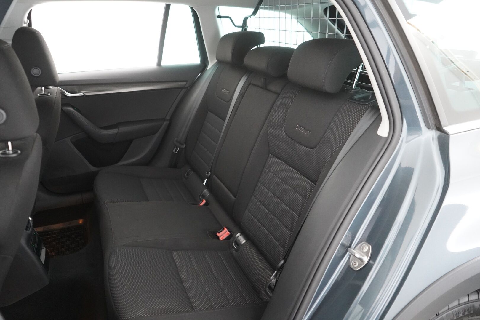 Skoda Octavia 2017 Combi 1,8 TSI 4x4 Scout DSG Autom. - | ACC | Webasto | Keyless | Koukku | Sähkökontti | Navi | Appconnect | Suomi-auto | Kahdet renkaat alumiinivanteilla | Särmä huoltohistoria |