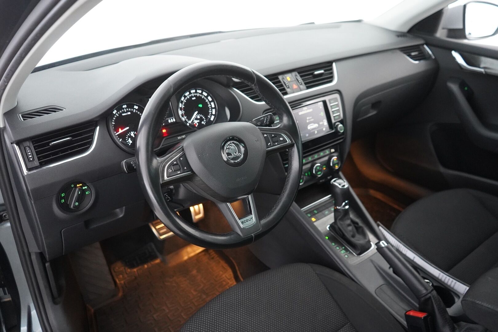 Skoda Octavia 2017 Combi 1,8 TSI 4x4 Scout DSG Autom. - | ACC | Webasto | Keyless | Koukku | Sähkökontti | Navi | Appconnect | Suomi-auto | Kahdet renkaat alumiinivanteilla | Särmä huoltohistoria |