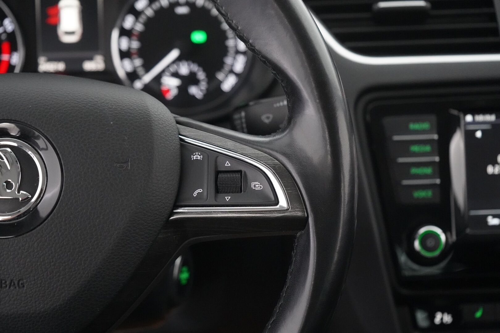 Skoda Octavia 2017 Combi 1,8 TSI 4x4 Scout DSG Autom. - | ACC | Webasto | Keyless | Koukku | Sähkökontti | Navi | Appconnect | Suomi-auto | Kahdet renkaat alumiinivanteilla | Särmä huoltohistoria |