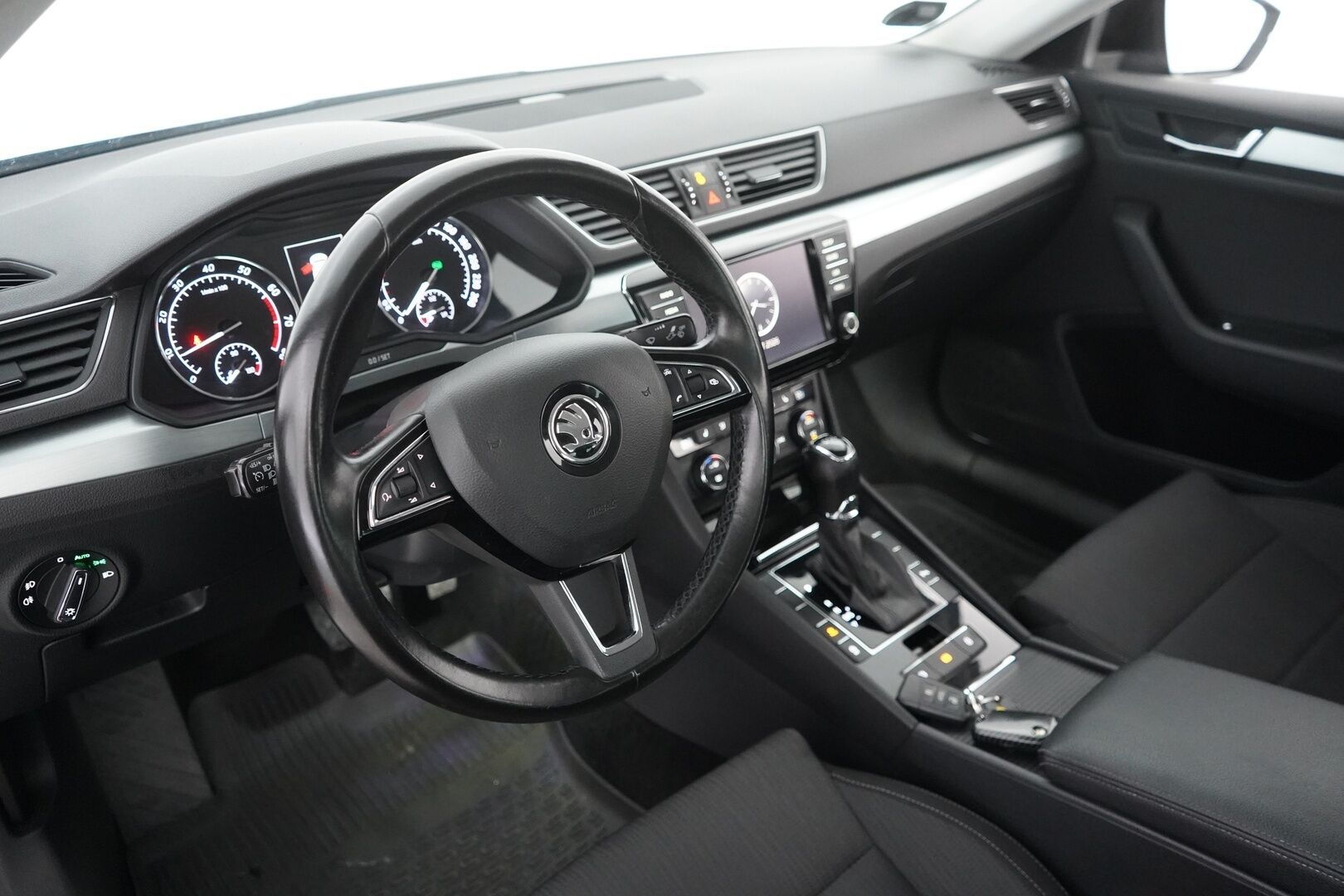 Skoda Superb 2017 MYYDÄÄN HUUTOKAUPAT.COM - Suomi-auto | Tutkat | Vakkari | Xenon | KeylessGo | Kahdet renkaat aluvantein