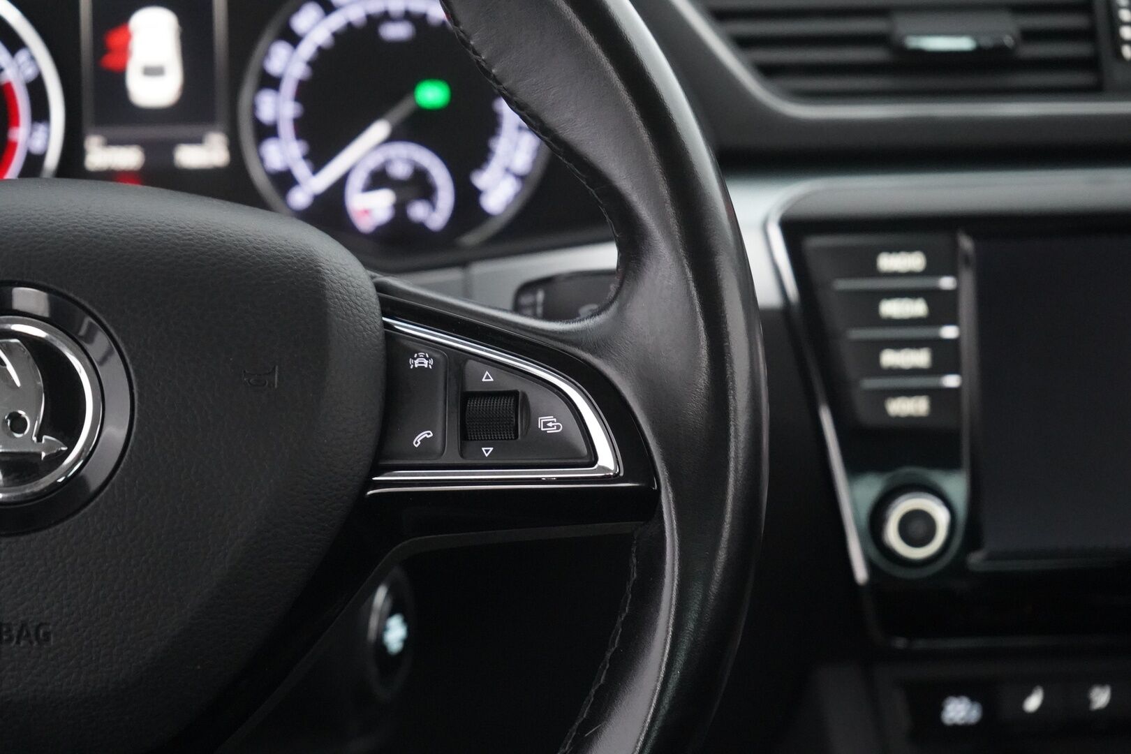 Skoda Superb 2017 MYYDÄÄN HUUTOKAUPAT.COM - Suomi-auto | Tutkat | Vakkari | Xenon | KeylessGo | Kahdet renkaat aluvantein