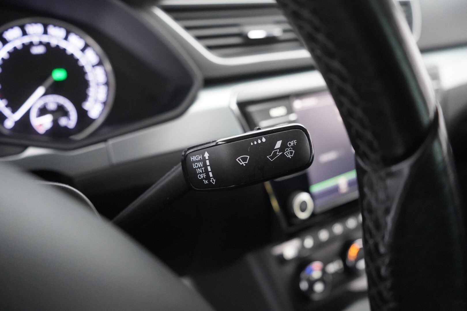 Skoda Superb 2017 MYYDÄÄN HUUTOKAUPAT.COM - Suomi-auto | Tutkat | Vakkari | Xenon | KeylessGo | Kahdet renkaat aluvantein