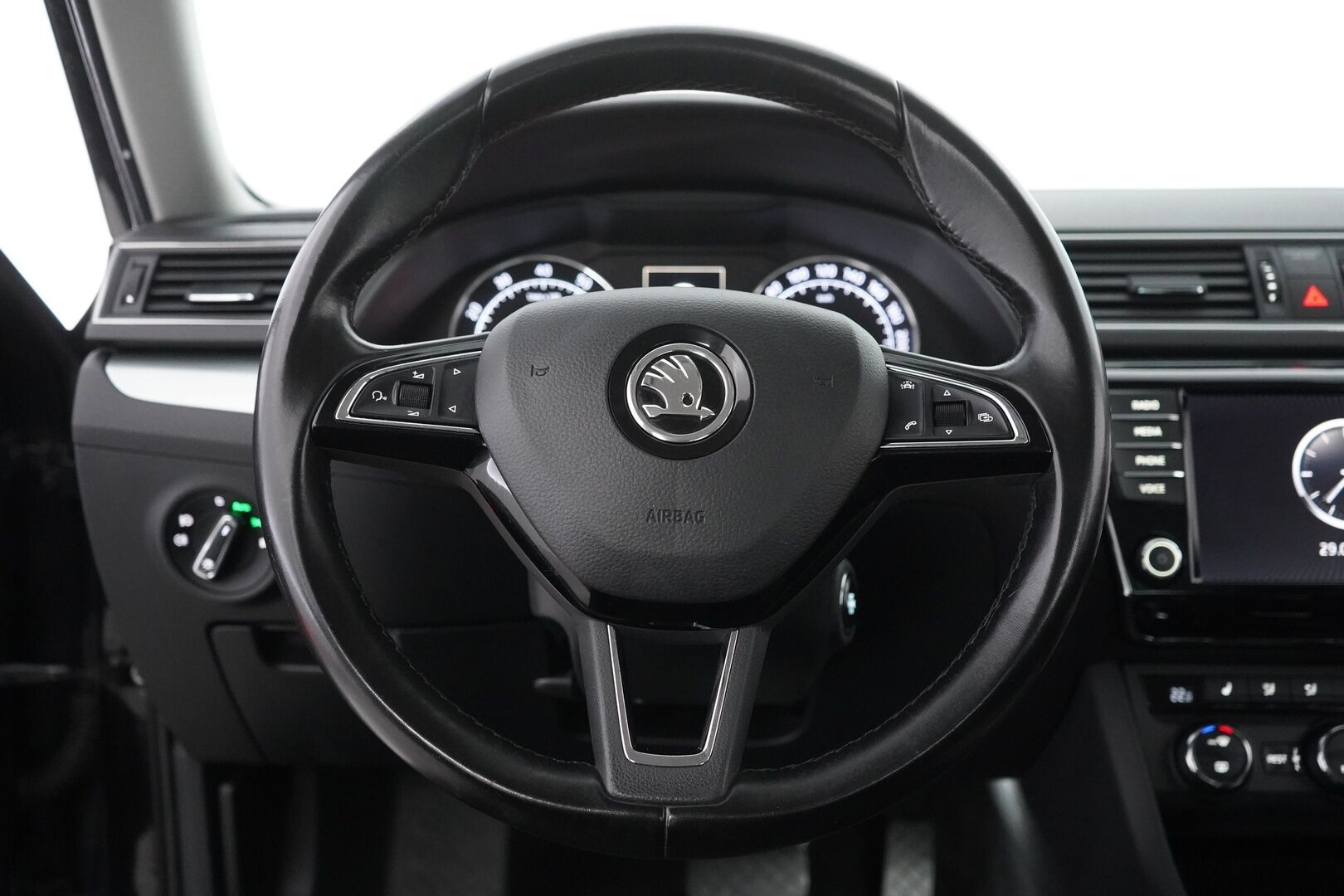 Skoda Superb 2017 MYYDÄÄN HUUTOKAUPAT.COM - Suomi-auto | Tutkat | Vakkari | Xenon | KeylessGo | Kahdet renkaat aluvantein