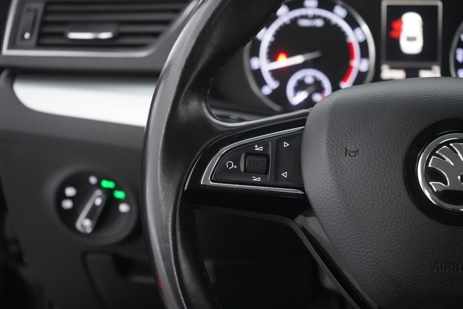 Skoda Superb 2017 MYYDÄÄN HUUTOKAUPAT.COM - Suomi-auto | Tutkat | Vakkari | Xenon | KeylessGo | Kahdet renkaat aluvantein