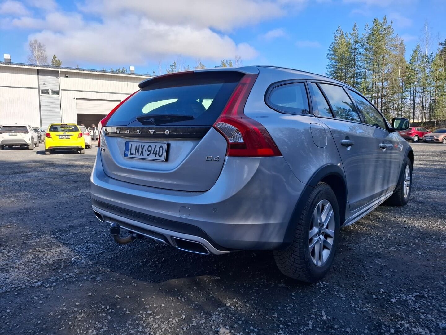 Volvo V60 Cross Country 2017 D4 Summum aut * ACC / Webasto / Koukku / H&K / Muistipenkki / Aktiiv.Xenon / Navi / Nahat / Keyless / Kaistavahti * - 1.Om Suomi-auto / Kahdet renkaat aluvanteilla / Merkkihuollettu / Huippusiisti - HULLUT AVAJAISHULINAT KORKOTARJOUS 3,29 %