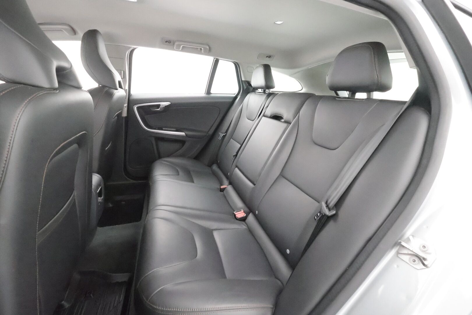 Volvo V60 Cross Country 2017 D4 Summum aut - 1.Om Suomi-auto | * ACC | Webasto | Koukku | H&K | Muistipenkki | Aktiiv.Xenon | NAVI | Nahat | Keyless | Kaistavahti