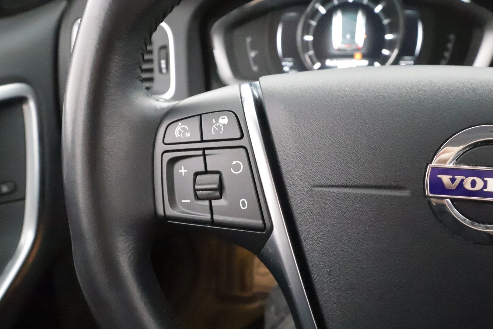 Volvo V60 Cross Country 2017 D4 Summum aut - 1.Om Suomi-auto | * ACC | Webasto | Koukku | H&K | Muistipenkki | Aktiiv.Xenon | NAVI | Nahat | Keyless | Kaistavahti