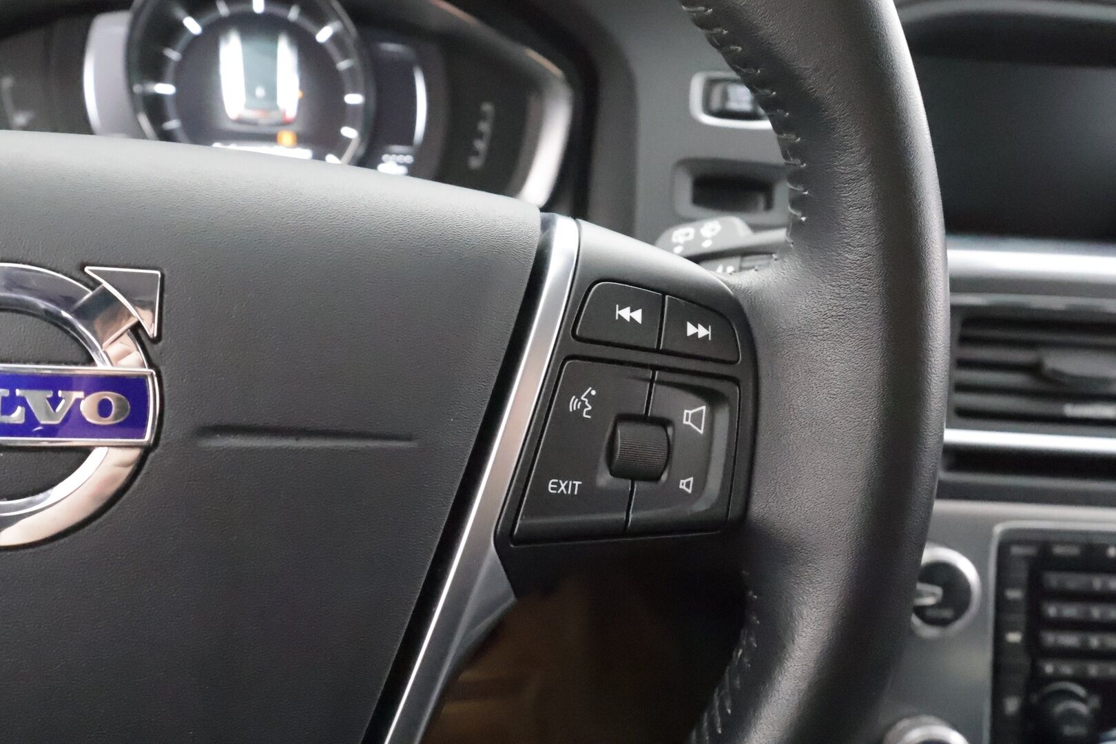 Volvo V60 Cross Country 2017 D4 Summum aut - 1.Om Suomi-auto | * ACC | Webasto | Koukku | H&K | Muistipenkki | Aktiiv.Xenon | NAVI | Nahat | Keyless | Kaistavahti