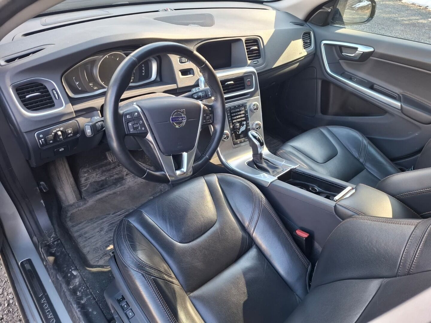 Volvo V60 Cross Country 2017 D4 Summum aut * ACC / Webasto / Koukku / H&K / Muistipenkki / Aktiiv.Xenon / Navi / Nahat / Keyless / Kaistavahti * - 1.Om Suomi-auto / Kahdet renkaat aluvanteilla / Merkkihuollettu / Huippusiisti - HULLUT AVAJAISHULINAT KORKOTARJOUS 3,29 %