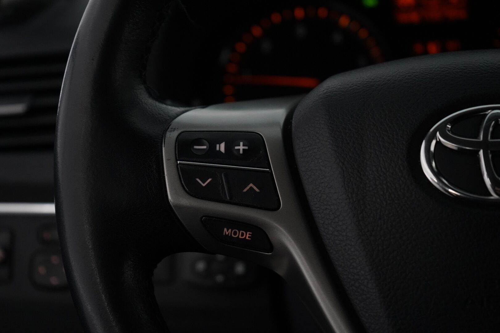 Toyota Avensis 2009 YritysOutlet - Myydään vain yrityksille - Kahdet renkaat / Särmä huoltohistoria / Kattavat varusteet