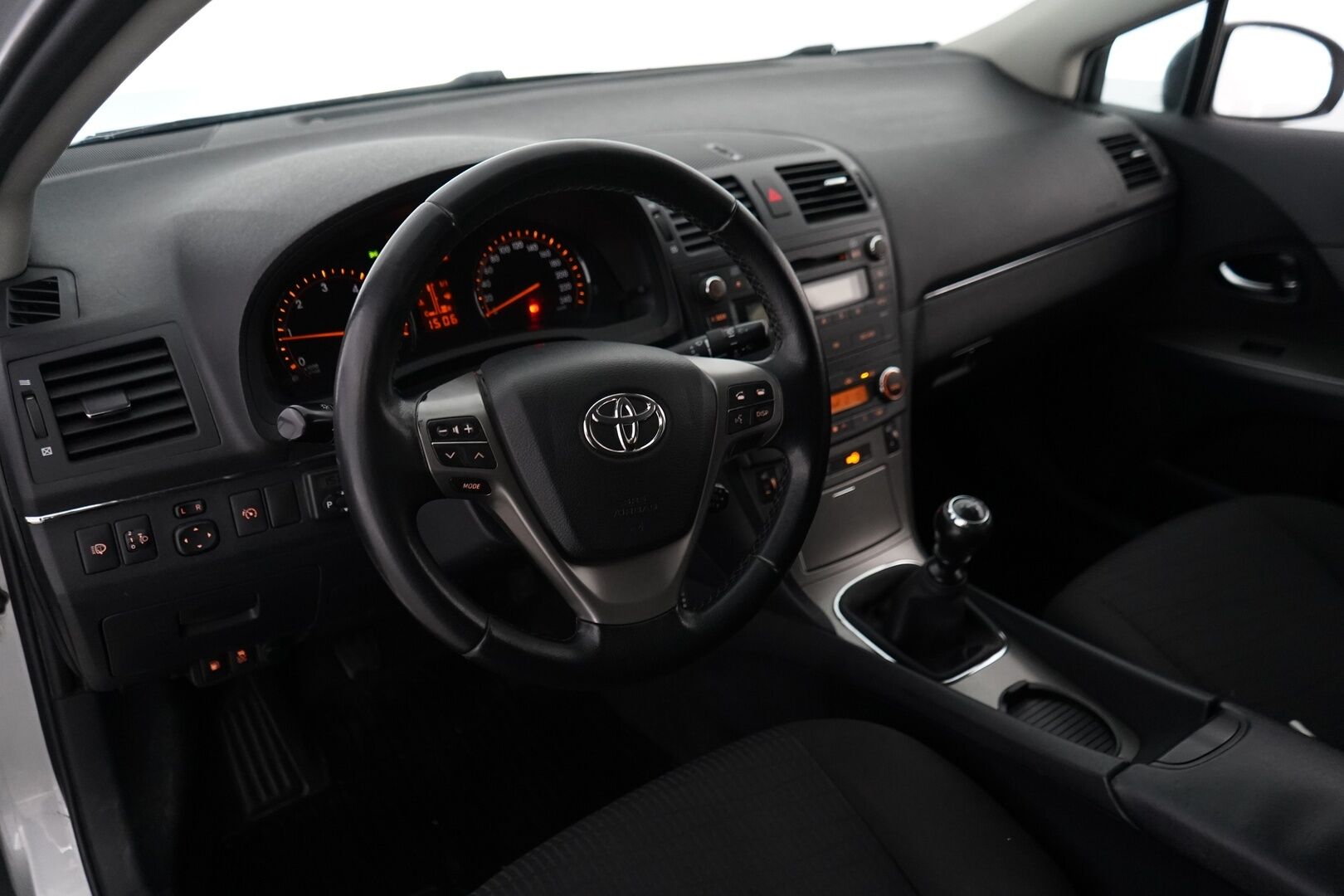 Toyota Avensis 2009 YritysOutlet - Myydään vain yrityksille - Kahdet renkaat / Särmä huoltohistoria / Kattavat varusteet