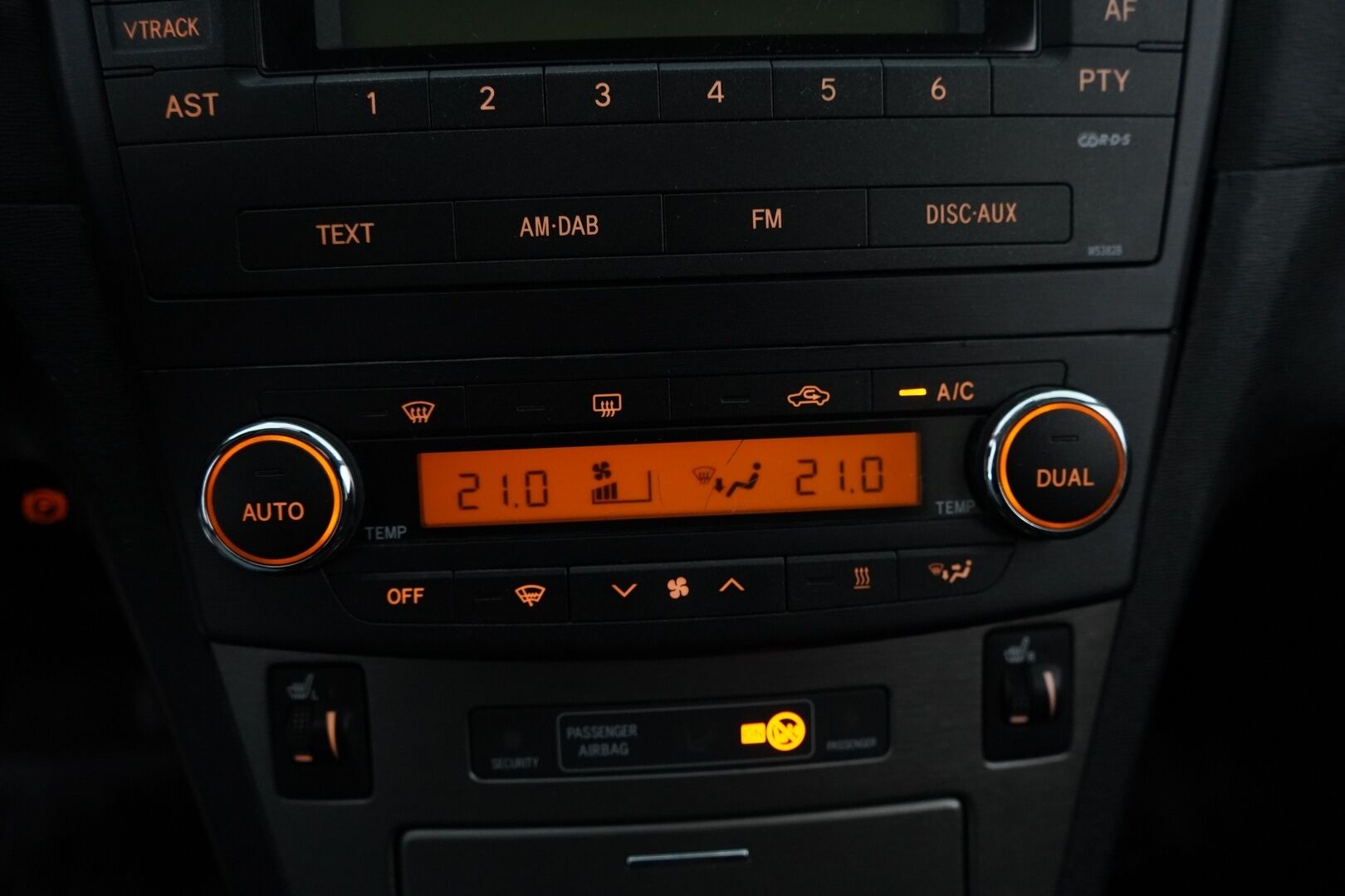 Toyota Avensis 2009 YritysOutlet - Myydään vain yrityksille - Kahdet renkaat / Särmä huoltohistoria / Kattavat varusteet