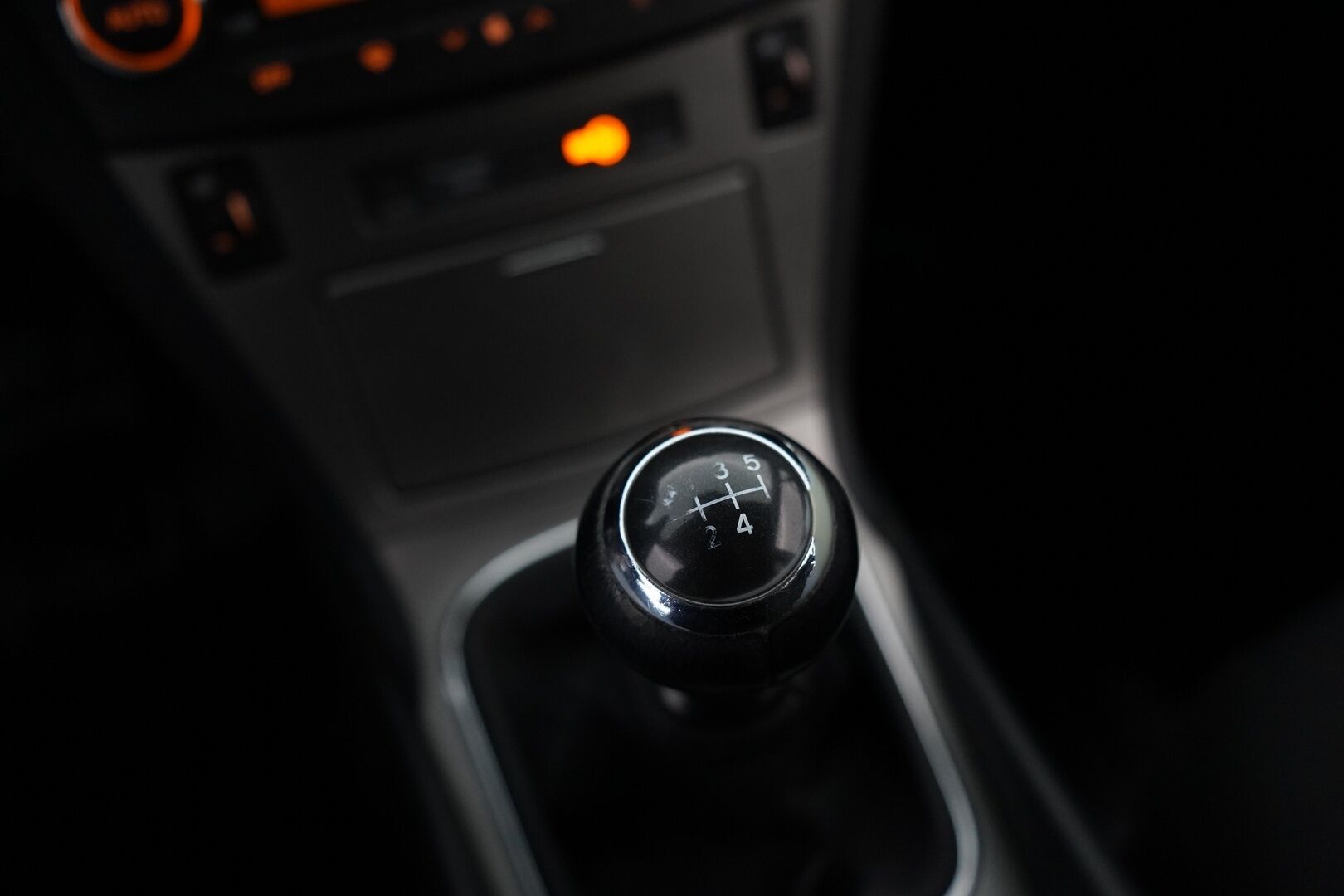 Toyota Avensis 2009 YritysOutlet - Myydään vain yrityksille - Kahdet renkaat / Särmä huoltohistoria / Kattavat varusteet