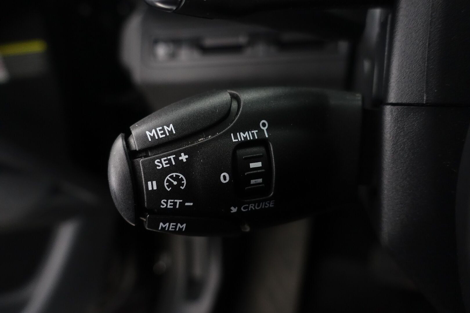 Peugeot 3008 2017 Active PureTech 130 Automaatti | Myydään huutokaupat.com | - Juuri Katsastettu! / Digimittaristo / P.kamera / Bluetooth / Suomi-auto / Isofix-valmius