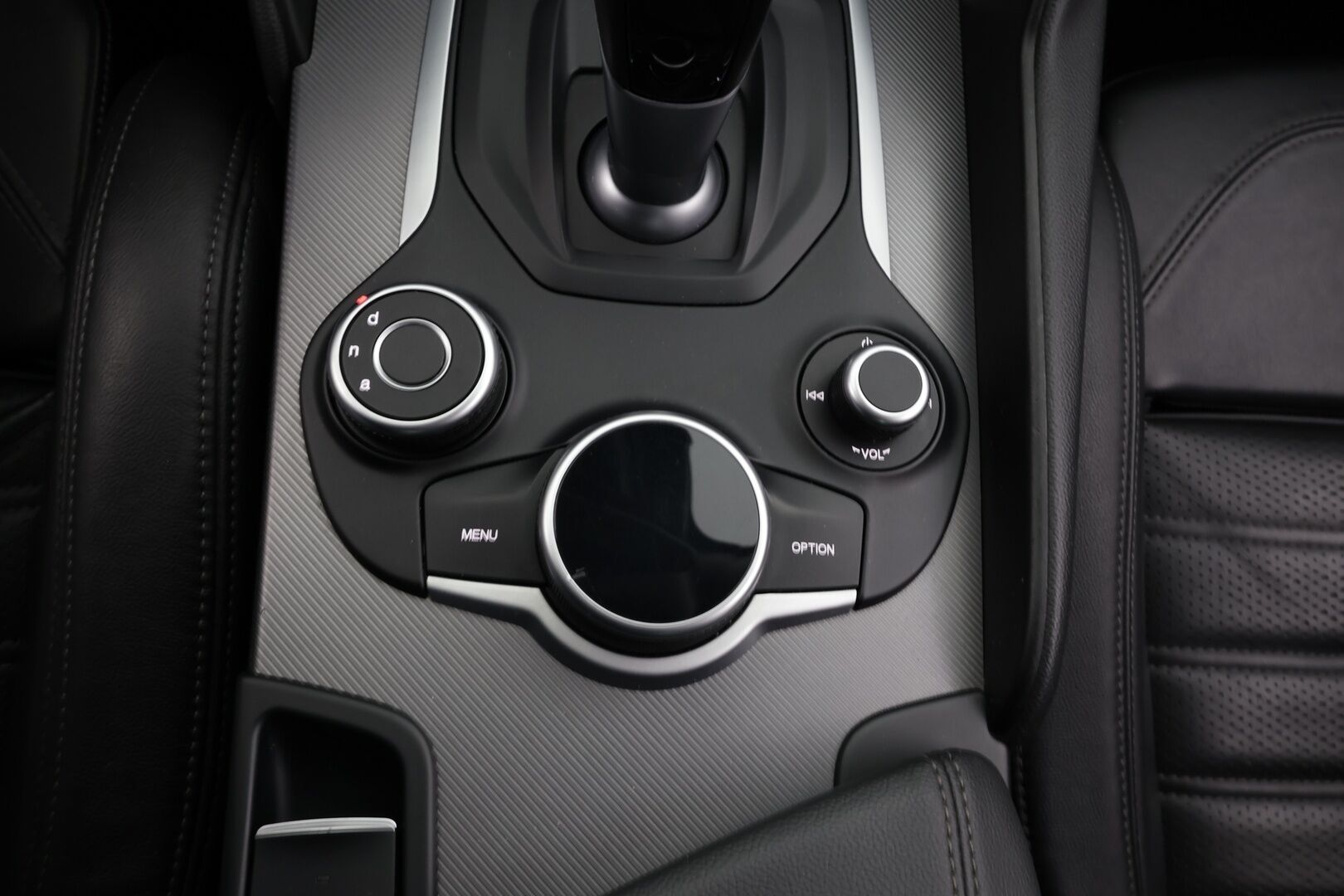 Alfa Romeo Giulia 2018 2,0 Bensiini 280hp AT8 AWD Veloce *Vakkari / Muistipenkki / Kaistavahti / Nahkaverhoilu /  Keyless / Lohkolämmitin * - Suomi-auto / Kahdet renkaat vanteilla - HULLUT VÄLIPÄIVÄT KORKOTARJOUS 2,49%