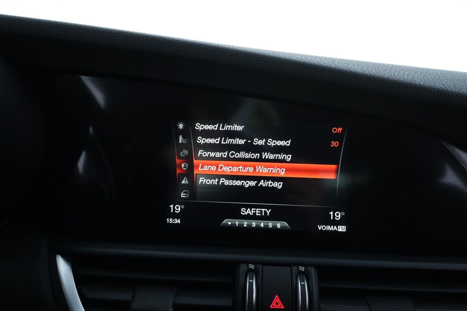 Alfa Romeo Giulia 2018 2,0 Bensiini 280hp AT8 AWD Veloce *Vakkari / Muistipenkki / Kaistavahti / Nahkaverhoilu /  Keyless / Lohkolämmitin * - Suomi-auto / Kahdet renkaat vanteilla - HULLUT VÄLIPÄIVÄT KORKOTARJOUS 2,49%