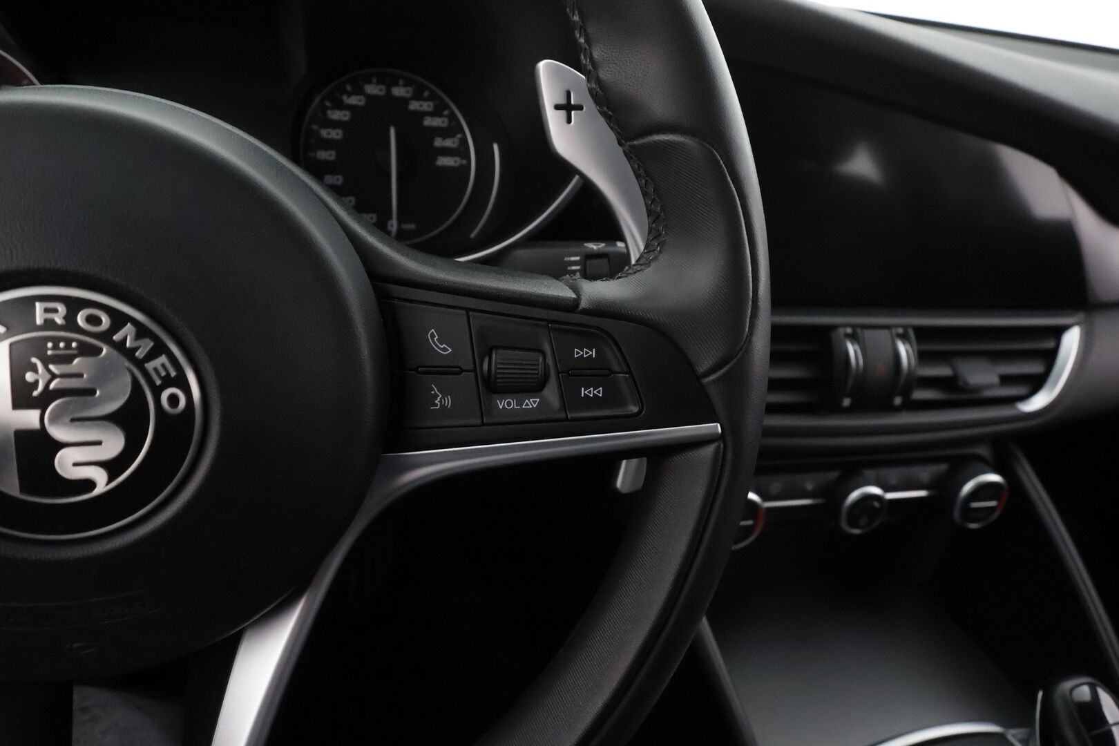 Alfa Romeo Giulia 2018 2,0 Bensiini 280hp AT8 AWD Veloce *Vakkari / Muistipenkki / Kaistavahti / Nahkaverhoilu /  Keyless / Lohkolämmitin * - Suomi-auto / Kahdet renkaat vanteilla - HULLUT VÄLIPÄIVÄT KORKOTARJOUS 2,49%